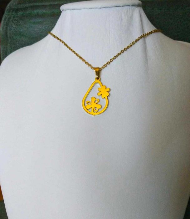 Colar Aço Dourado c/ Flores dentro de Oval NOVO