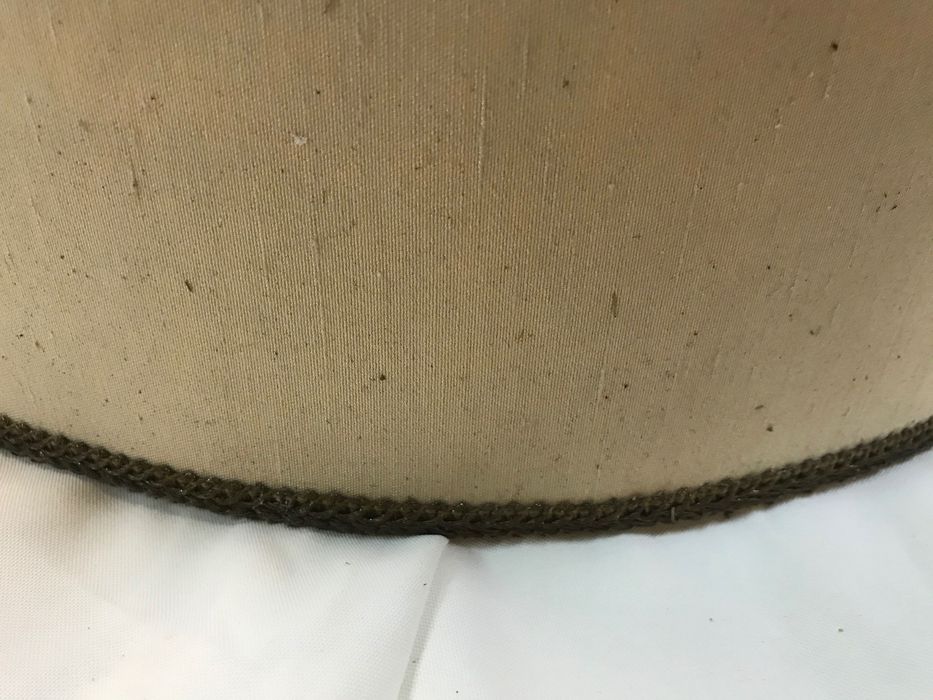 Abajour branco com debroado dourado diâmetro 46