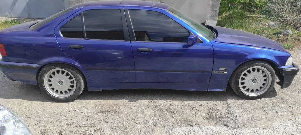 Автомобиль BMW на ходу