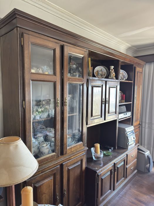 Estante de sala grande em madeira com vitrine e arrumação