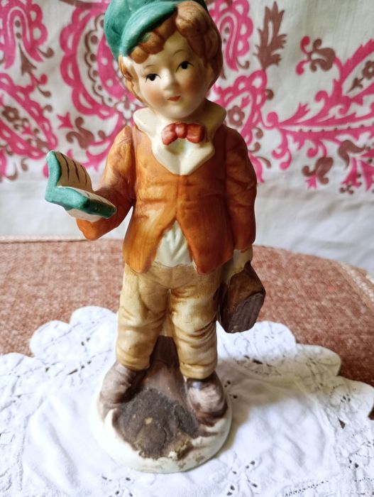 Винтажная Бисквитная статуэтка " Школьник Джозу"