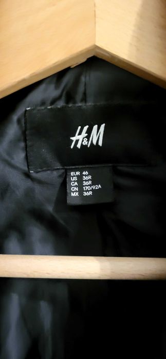 Czarny płaszcz męski Reserved