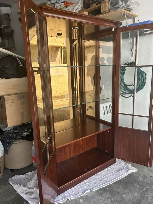 Vitrine em madeira