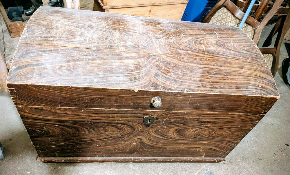 Drewniany kufer. Stary.