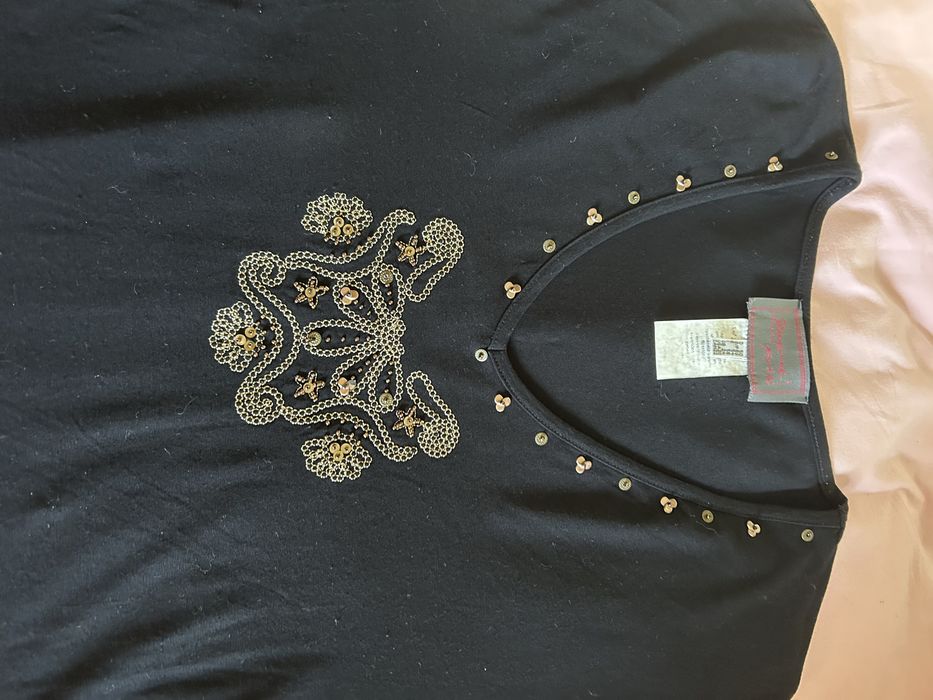 camisola preta com aplicação de missangas