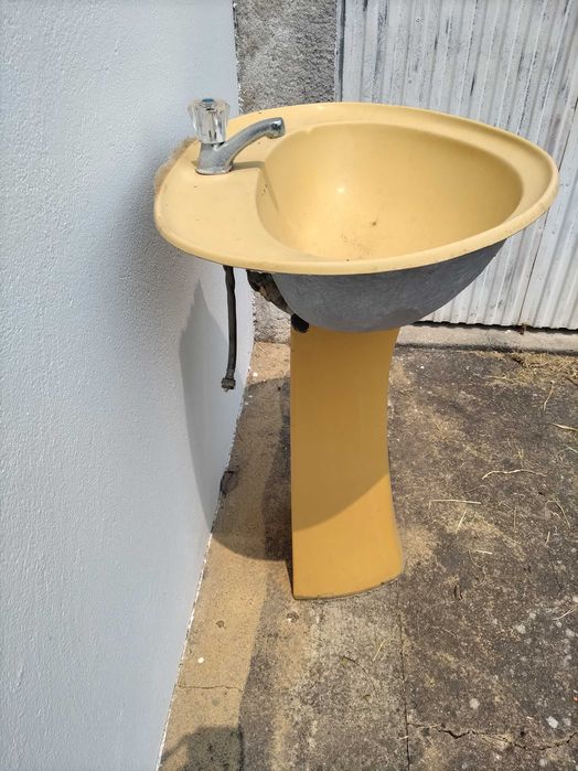 Lavatório com pedestal, torneira e acessórios de esgoto