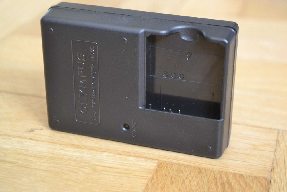 Ładowarka OLYMPUS Li50C do wielu aparatów cyfrowych z baterią LI50B