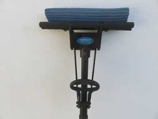 Para limpeza tem cabo extensível e recarga nova