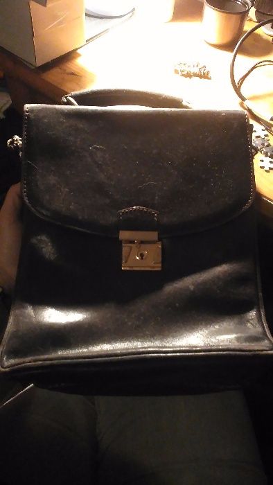 Mala de cabedal em tom escuro