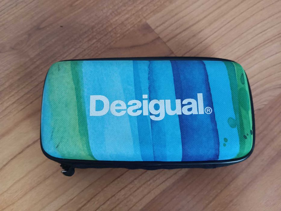 Estojo Desigual com Colunas