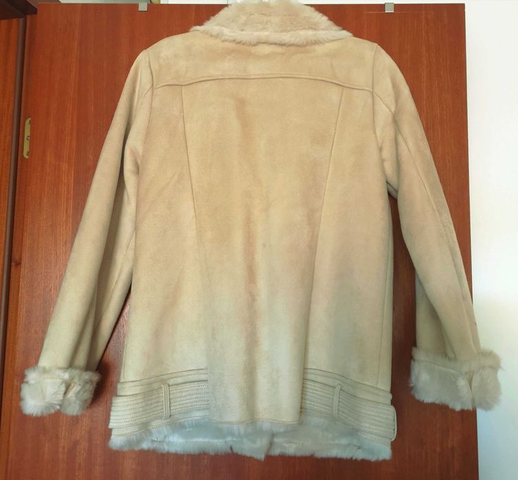 Casaco bege todo em pêlo por dentro Stradivarius, tamanho S