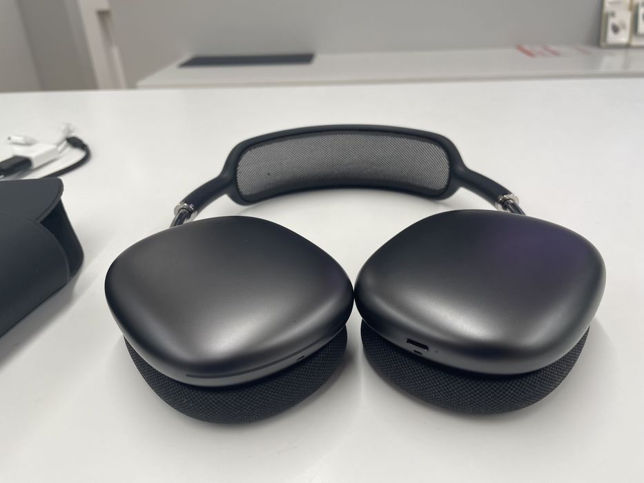 Selling AirPods Max63825793500163121