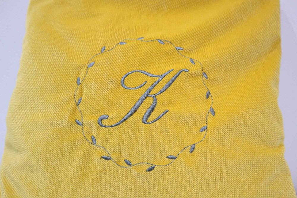 Poduszka z haftowanym monogramem. Inicjałem. Różne kolory i wzory.
