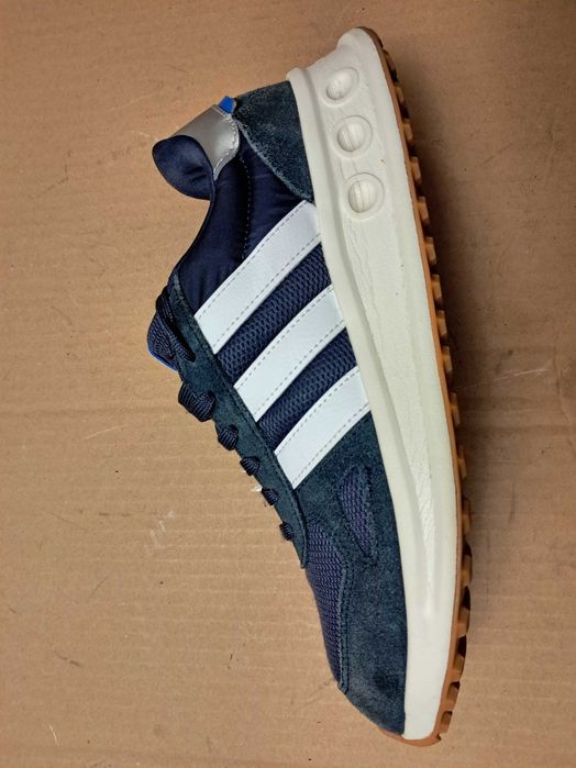 кроссовки Adidas оригинал 43 размер стелька 27.5см