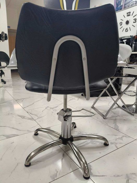 3 cadeiras e 2 lavatórios para melhor salão de beleza