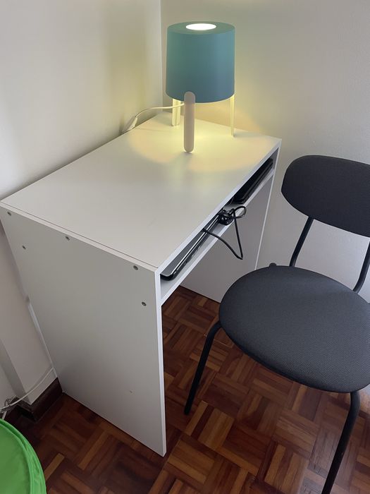 Secretaria cadeira e candeeiro