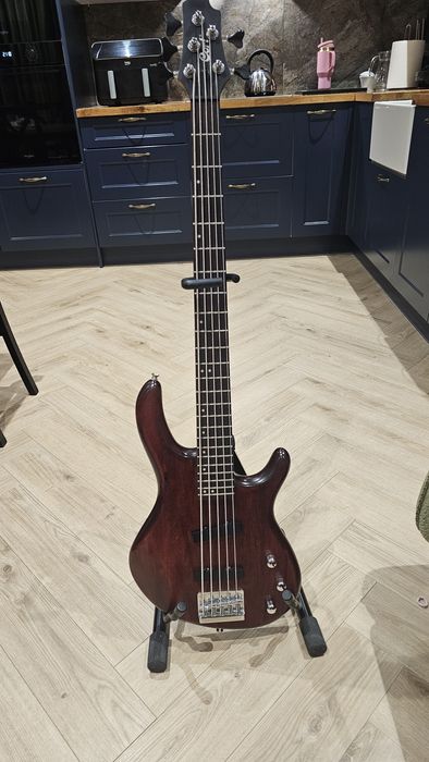 Gitara basowa CORT action V