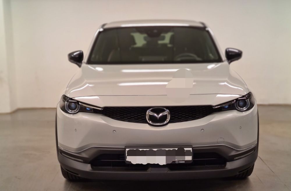 Mazda MX-30 в максимальні комплектації, Автомобіль сучасний, максимально комфортний, має: 
Водійське сидіння з електроприводом з пам'яттю Mazda Connect Українське меню Омивач фар Європейський порт зарядки Керування програмами з'єднання Bluetooth Тепловий насос Адаптивне дальнє світло Матрична оптика Автоматичне гальмування з функцією виявлення пішоходів Помічник у смузі руху Розпізнавання дорожніх знаків Стереосистема BOSE з 9 динаміками з сабвуфером Камера 360 Підігрів керма Замок/запуск дверей без ключа Адаптивна матриця LED переднього ближнього/дальнього світла Керування додатком із попереднім підігрівом Обігрів автомобіля за часом через дисплей автомобіля Адаптивний круїз-контроль з функцією черги Проекційний дисплей у вікні Темні вікна з b-стовпи 18" оригінальні літні та зимові диски Apple carplay / Android auto Датчики паркування спереду/заду Підрульові пелюстки за кермом для регенерації І ще багато іншого, Супер якість та дизайн - все це в компактному ЯПОНСЬКОМУ кросовері, не рівняється з Nissan Leaf, або E-Golf - (з Китаєм не порівнюю - недоцільно) Запас ходу: 200 км WLTP і до 265 км по місту Залишок гарантії на нове авто з 1-ї реєстрації. Новий автомобіль/заводська гарантія - 5 років/100 000 км (залежно від того, що настане раніше) Гарантія на акумулятор: 8 років/160 000 км (залежно від того, що настане раніше)
Автомобіль, що економить Ваші гроші з кожним кілометром пробігу.
Можливий обмін на Kia e-Niro, Hyundai Kona, Ioniq, Nissan Leaf, Volkswagen e-golf або інший цікавий електромобіль. Пропонуйте свої варіанти.