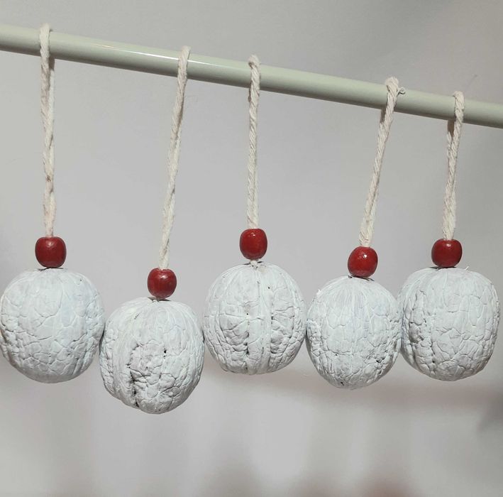 Горіхи на ялинку, білі горішки, декор на зимові свята, еко декор