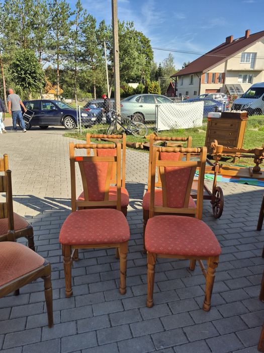Krzesełka w kolorze czerwonym