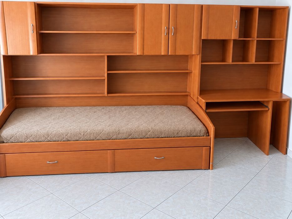 Estúdio completo – cama, secretária e armários