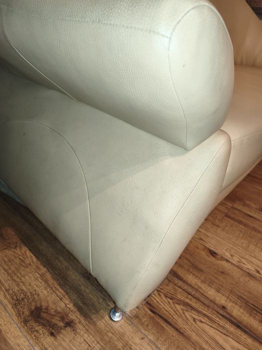 Sofa z ekoskóry, beżowa.