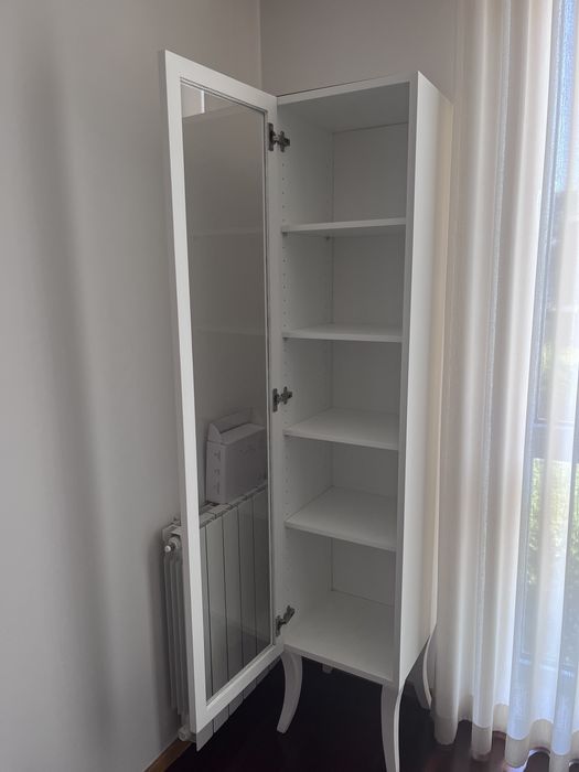 Movel estante lacado em branco com porta de vidro