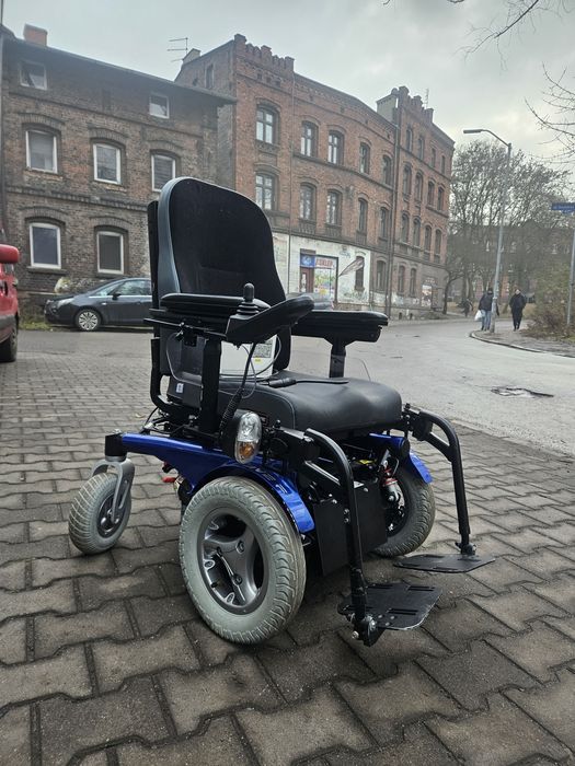 Wózek inwalidzki elektryczny z windą przednim napędem