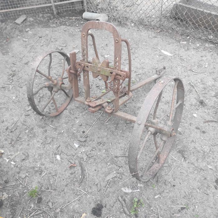 Основа з колесами від кінського плуга