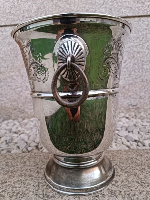 Vaso em metal antigo