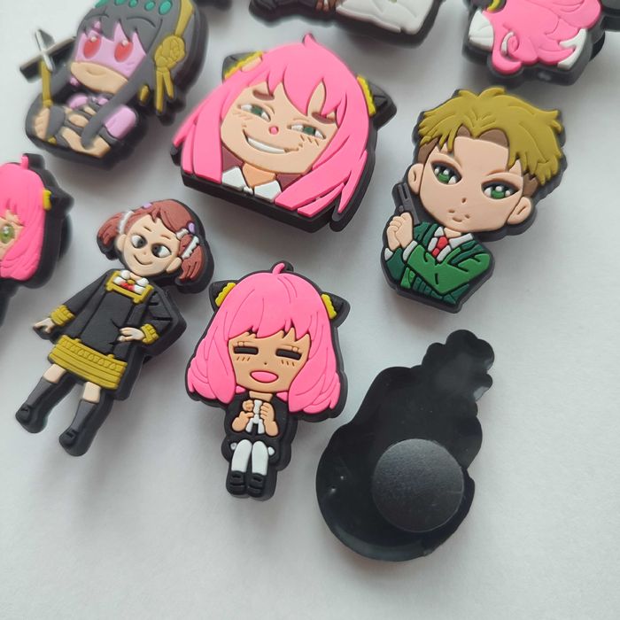 Przypinki do crocs buty klapki Anime Spy x Family prezent różowe włosy