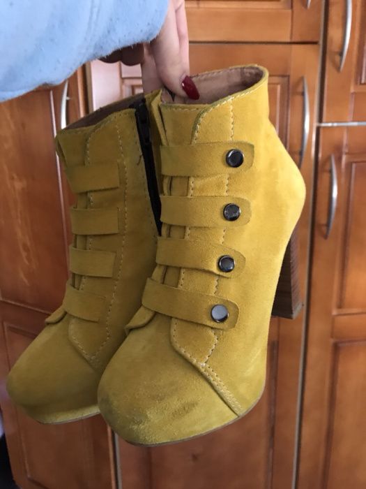 Botas em camurça