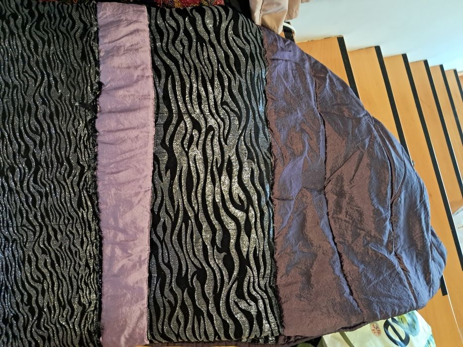 Colcha de casal + 2 cortinados + 2 almofadas