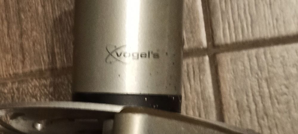 Кріплення стельове для проектору Vogels.