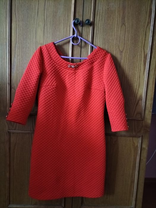 Зимова червона сукня