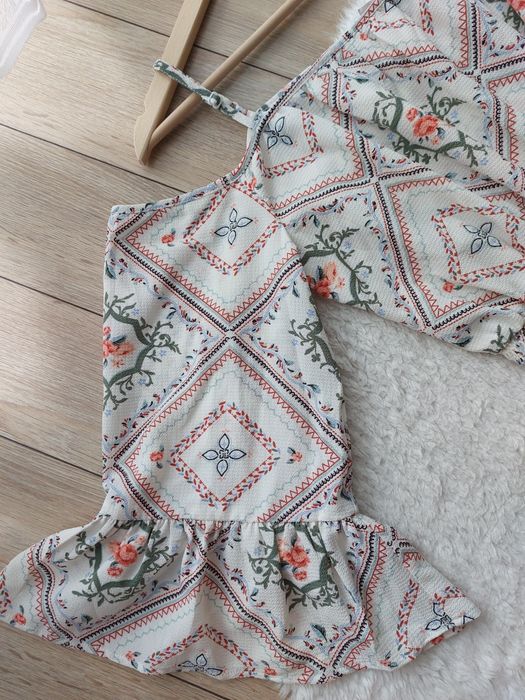 Sukienka z odkrytymi ramionami