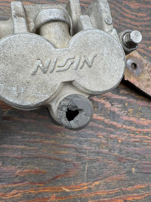 nissin zacisk jarzmo przod przedni suzuki rm rmz rmx 125 / 250 / 450