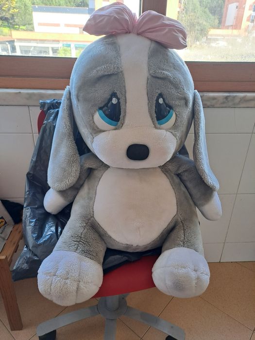Cão peluche grande
