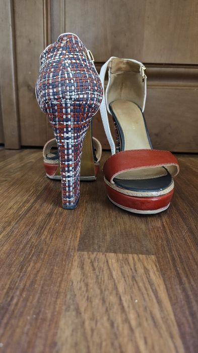 Продам фірмові босоніжки