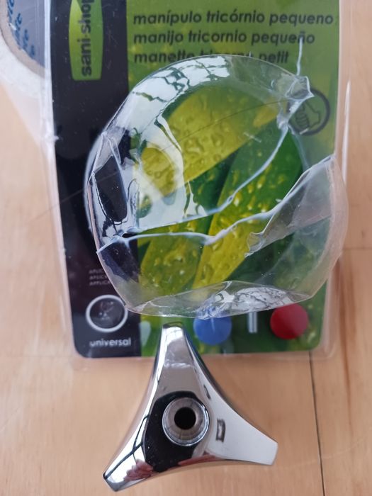Small Three-Handle Faucet446783868832983042