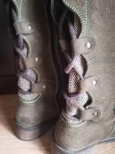 Botas altas em pele caqui Cubanas Agora 50 €