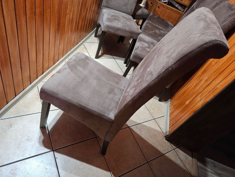 Krzesła  materiał o kolorze brązowym