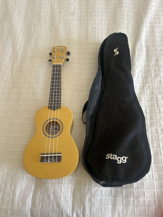 Ukelele Stagg com capa