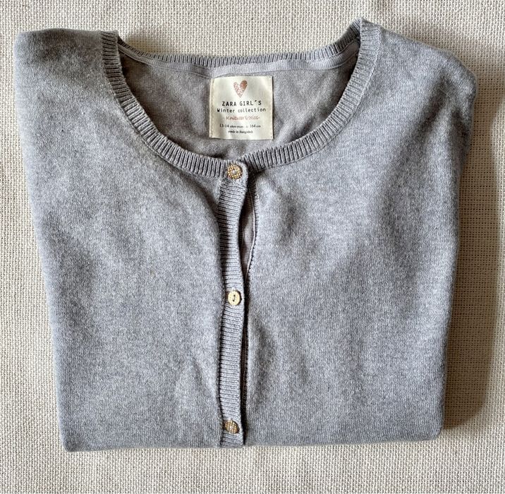 Dziewczęcy sweterek marki Zara