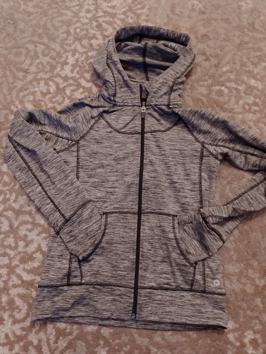Sportowa bluza z kapturem na 12 lat.