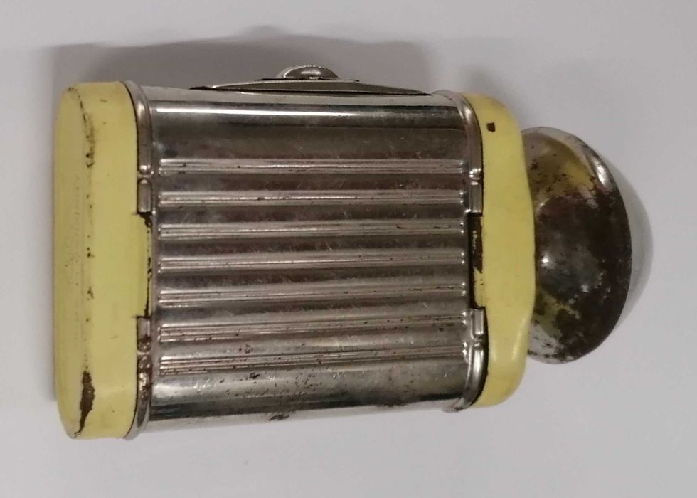 Lanterna antiga com lupa