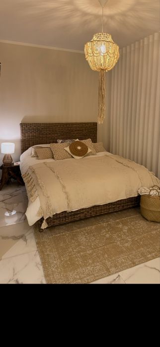 Cama em palha 160*200 colchao  ( inclui colchão caso queiram ) usado poucas vezes