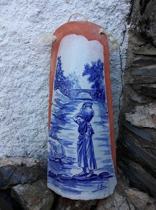 Telhas antigas pintas e vidradas ao forno.