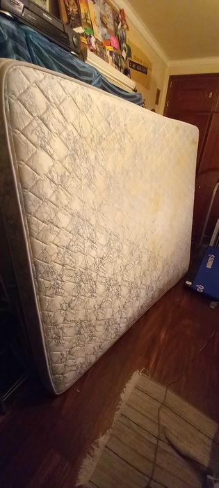 Colchão de boa qualidade, quase novo e de grandes dimensões. Molaflex