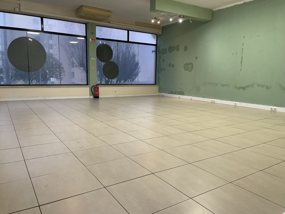 Loja para arrendamento no Carregado